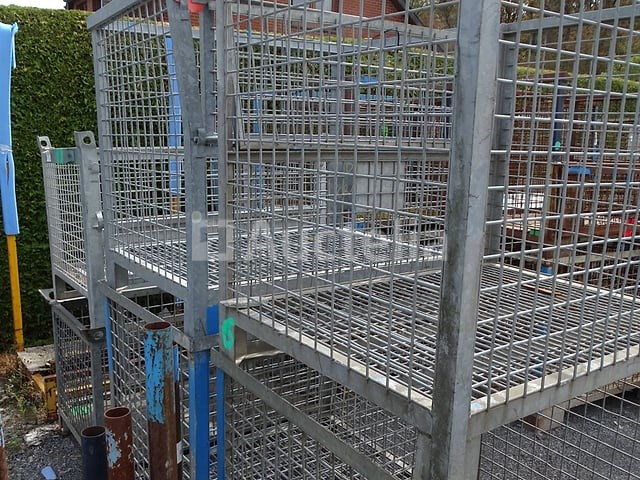 4 stapelbare metalen bakken met afneembare deur - afbeelding 3 van  3