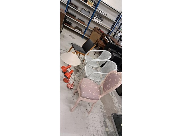 4 stoelen en 2 lampen - afbeelding 1 van  3