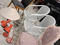 4 stoelen en 2 lampen - afbeelding 1 van  3