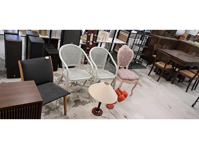 4 stoelen en 2 lampen - afbeelding 3 van  3