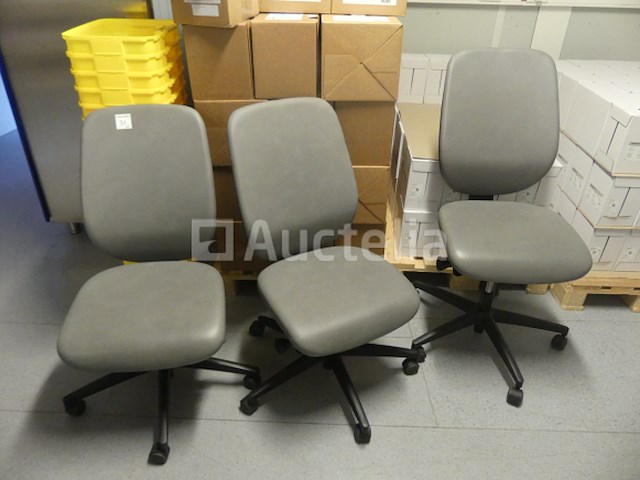 4 stoelen op wielen - afbeelding 1 van  6