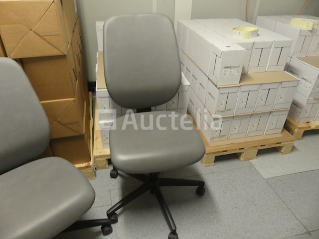 4 stoelen op wielen - afbeelding 2 van  6