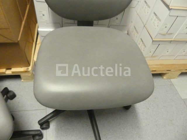 4 stoelen op wielen - afbeelding 3 van  6