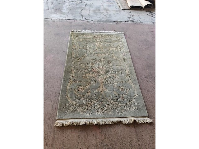 4 stoelen wit met rieten rug en stoffen zit, 2 stoelen met armleuning wit met rieten rug en stoffen zit, 3 kleine tapijten - afbeelding 2 van  13