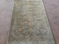 4 stoelen wit met rieten rug en stoffen zit, 2 stoelen met armleuning wit met rieten rug en stoffen zit, 3 kleine tapijten - afbeelding 2 van  13