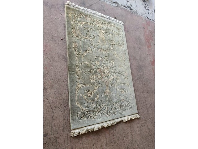 4 stoelen wit met rieten rug en stoffen zit, 2 stoelen met armleuning wit met rieten rug en stoffen zit, 3 kleine tapijten - afbeelding 3 van  13