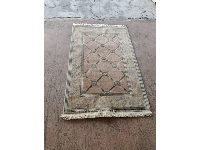 4 stoelen wit met rieten rug en stoffen zit, 2 stoelen met armleuning wit met rieten rug en stoffen zit, 3 kleine tapijten - afbeelding 4 van  13