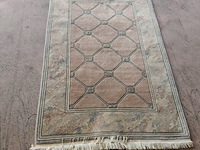 4 stoelen wit met rieten rug en stoffen zit, 2 stoelen met armleuning wit met rieten rug en stoffen zit, 3 kleine tapijten - afbeelding 4 van  13