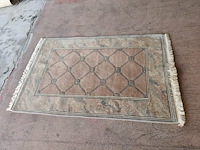 4 stoelen wit met rieten rug en stoffen zit, 2 stoelen met armleuning wit met rieten rug en stoffen zit, 3 kleine tapijten - afbeelding 5 van  13