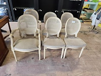 4 stoelen wit met rieten rug en stoffen zit, 2 stoelen met armleuning wit met rieten rug en stoffen zit, 3 kleine tapijten - afbeelding 1 van  13