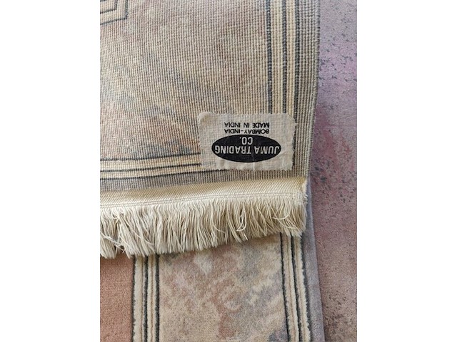 4 stoelen wit met rieten rug en stoffen zit, 2 stoelen met armleuning wit met rieten rug en stoffen zit, 3 kleine tapijten - afbeelding 6 van  13