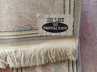 4 stoelen wit met rieten rug en stoffen zit, 2 stoelen met armleuning wit met rieten rug en stoffen zit, 3 kleine tapijten - afbeelding 6 van  13