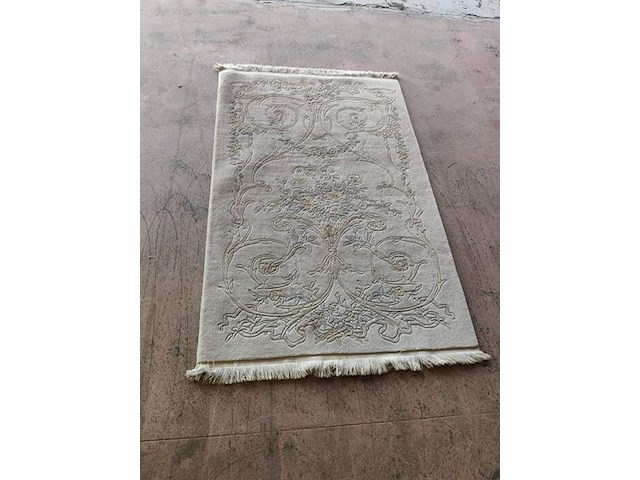 4 stoelen wit met rieten rug en stoffen zit, 2 stoelen met armleuning wit met rieten rug en stoffen zit, 3 kleine tapijten - afbeelding 7 van  13