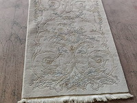 4 stoelen wit met rieten rug en stoffen zit, 2 stoelen met armleuning wit met rieten rug en stoffen zit, 3 kleine tapijten - afbeelding 7 van  13