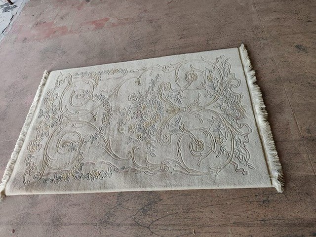 4 stoelen wit met rieten rug en stoffen zit, 2 stoelen met armleuning wit met rieten rug en stoffen zit, 3 kleine tapijten - afbeelding 8 van  13