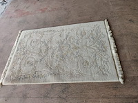 4 stoelen wit met rieten rug en stoffen zit, 2 stoelen met armleuning wit met rieten rug en stoffen zit, 3 kleine tapijten - afbeelding 8 van  13