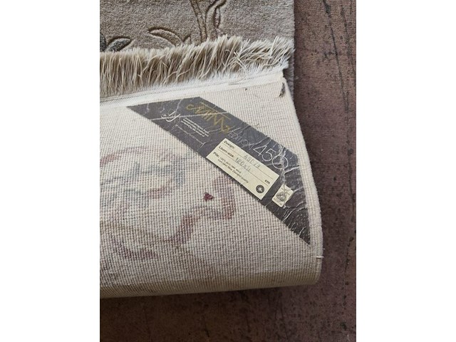 4 stoelen wit met rieten rug en stoffen zit, 2 stoelen met armleuning wit met rieten rug en stoffen zit, 3 kleine tapijten - afbeelding 9 van  13