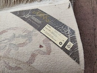 4 stoelen wit met rieten rug en stoffen zit, 2 stoelen met armleuning wit met rieten rug en stoffen zit, 3 kleine tapijten - afbeelding 9 van  13