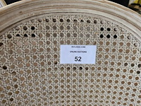 4 stoelen wit met rieten rug en stoffen zit, 2 stoelen met armleuning wit met rieten rug en stoffen zit, 3 kleine tapijten - afbeelding 10 van  13