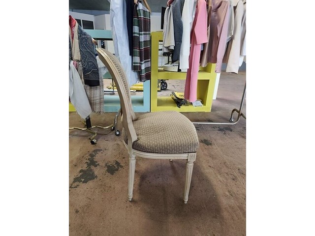 4 stoelen wit met rieten rug en stoffen zit, 2 stoelen met armleuning wit met rieten rug en stoffen zit, 3 kleine tapijten - afbeelding 11 van  13