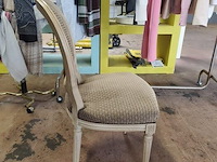 4 stoelen wit met rieten rug en stoffen zit, 2 stoelen met armleuning wit met rieten rug en stoffen zit, 3 kleine tapijten - afbeelding 11 van  13