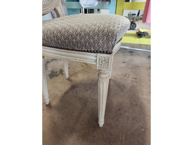 4 stoelen wit met rieten rug en stoffen zit, 2 stoelen met armleuning wit met rieten rug en stoffen zit, 3 kleine tapijten - afbeelding 12 van  13