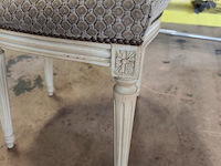 4 stoelen wit met rieten rug en stoffen zit, 2 stoelen met armleuning wit met rieten rug en stoffen zit, 3 kleine tapijten - afbeelding 12 van  13