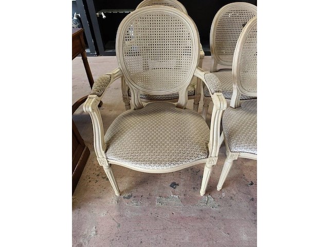 4 stoelen wit met rieten rug en stoffen zit, 2 stoelen met armleuning wit met rieten rug en stoffen zit, 3 kleine tapijten - afbeelding 13 van  13