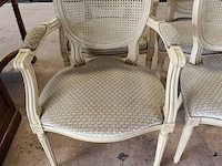 4 stoelen wit met rieten rug en stoffen zit, 2 stoelen met armleuning wit met rieten rug en stoffen zit, 3 kleine tapijten - afbeelding 13 van  13