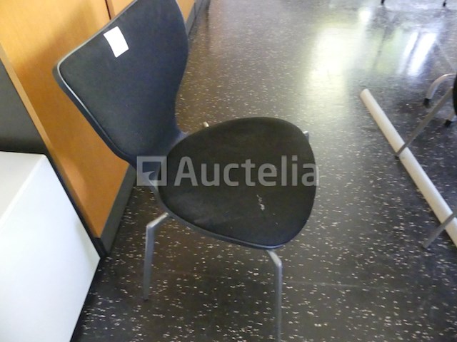 4 tafels + 8 stoelen + 4 ladeblokken - afbeelding 1 van  8