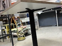 4 tafels van plm 70 x 70 x 75 cm voorzien van formica bovenblad en metalen onderstel - afbeelding 2 van  5