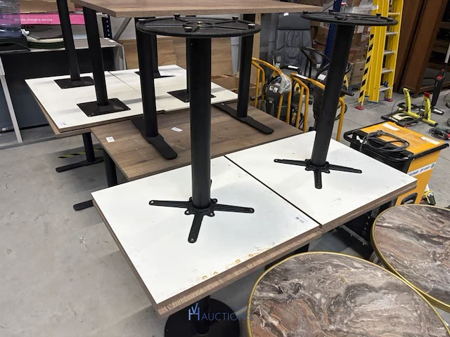 4 tafels van plm 70 x 70 x 75 cm voorzien van formica bovenblad en metalen onderstel - afbeelding 5 van  5