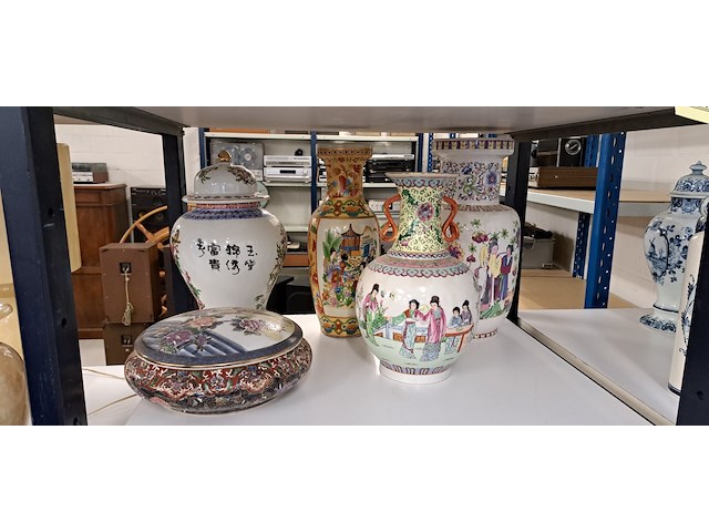 4 vazen en een kom met deksel - afbeelding 1 van  2