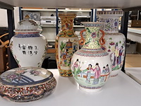 4 vazen en een kom met deksel - afbeelding 1 van  2