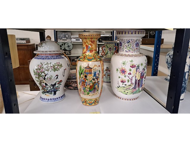 4 vazen en een kom met deksel - afbeelding 2 van  2