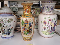 4 vazen en een kom met deksel - afbeelding 2 van  2