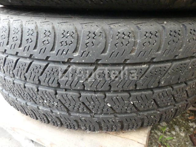 4 velggemonteerde banden voor vw combi goodyear 205/65r16c 107/105t (winter) - afbeelding 7 van  9