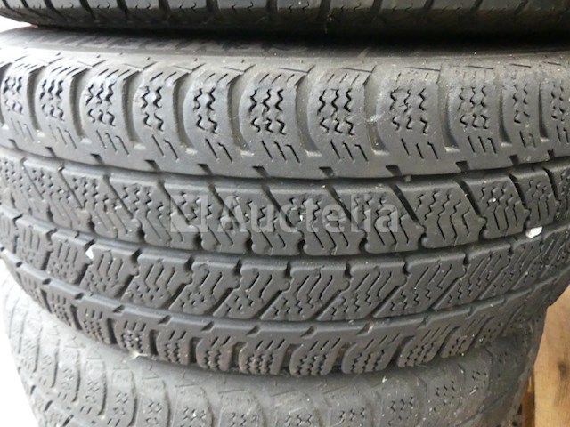 4 velggemonteerde banden voor vw combi goodyear 205/65r16c 107/105t (winter) - afbeelding 8 van  9