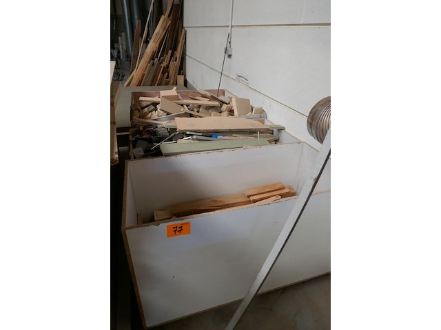 4 verrijdbare houten bakken met inhoud - afbeelding 1 van  4