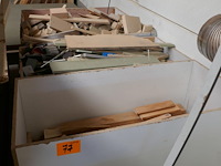 4 verrijdbare houten bakken met inhoud - afbeelding 1 van  4