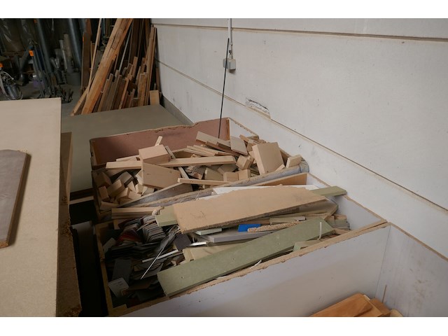 4 verrijdbare houten bakken met inhoud - afbeelding 2 van  4