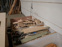 4 verrijdbare houten bakken met inhoud - afbeelding 2 van  4