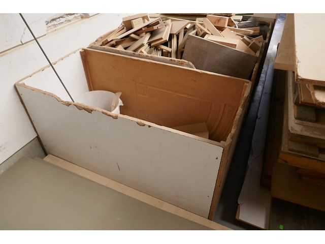 4 verrijdbare houten bakken met inhoud - afbeelding 3 van  4