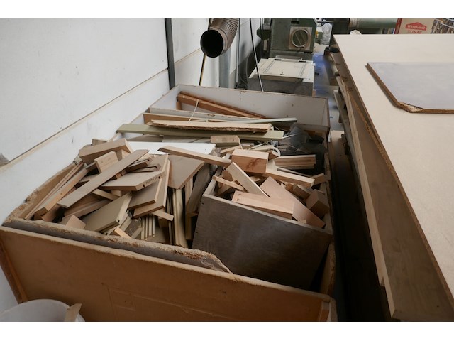 4 verrijdbare houten bakken met inhoud - afbeelding 4 van  4