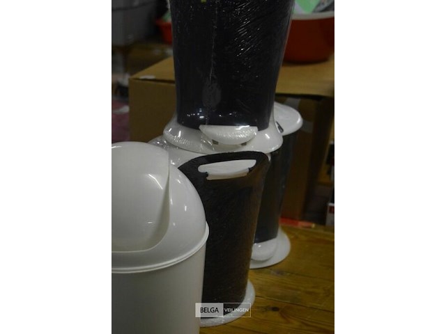 4 vuilnisbakjes - afbeelding 3 van  4