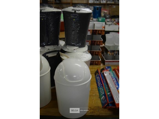 4 vuilnisbakjes - afbeelding 1 van  3