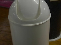 4 vuilnisbakjes - afbeelding 4 van  4