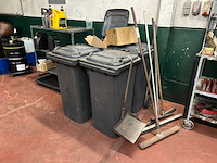4 vuilnisemmers 120 liter + poetsgerief - afbeelding 1 van  6
