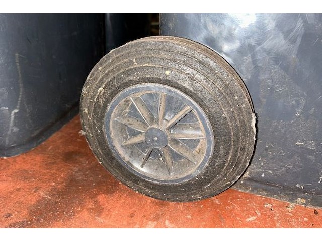 4 vuilnisemmers 120 liter + poetsgerief - afbeelding 2 van  6