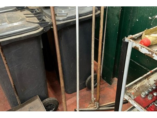 4 vuilnisemmers 120 liter + poetsgerief - afbeelding 5 van  6